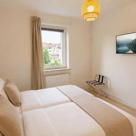 Zentrale In - Ideal Fuer 4 Personen Mit Boxspringbetten, Kueche, Balkon, Self Check-in Halberstadt